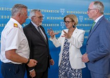 Landesfeuerwehrkommandant Dietmar Fahrafellner, Professor Friedrich Zibuschka, Landeshauptfrau Johanna Mikl-Leitner und LH-Stellvertreter Stephan Pernkopf (v.l.n.r.) im Gespräch.