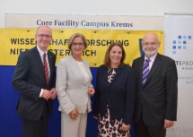 Friedrich Faulhammer, Rektor der Donau-Universität Krems, Landeshauptfrau Johanna Mikl-Leitner, Ulrike Prommer, Geschäftsführerin der IMC Fachhochschule Krems, und Rudolf Mallinger, Rektor der Karl Landsteiner Privatuniversität, eröffneten neue hochtechnologische Geräteausstattung am Campus Krems (v.l.n.r.)