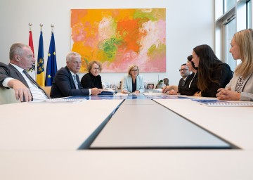 Im Bild von links nach rechts: Gerhard Dafert (NÖ LGA Vorstand), Landesrat Anton Kasser, Landesrätin Christiane Teschl-Hofmeister, Landeshauptfrau Johanna Mikl-Leitner, Gottfried Feiertag (Vorsitzender des Zentralbetriebsrats), Nicole Gierer (Zentralbetriebsrat, stellte das Projekt beim Symposium in Münster vor), Josephine Markau (Personal & Organisation, stellte das Projekt beim Symposium in Münster vor) und Anna Dienst (Poolingmitarbeiterin UK Wiener Neustadt, die mit ihrem Konzept Pionierarbeit geleistet hat).