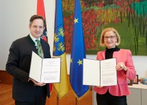 Anlässlich der Aufnahme der Möbel des ehemaligen Präsidentenzimmers in die Landessammlungen Niederösterreich wurde von Landeshauptfrau Johanna Mikl-Leitner und dem Präsidenten der NÖ Landwirtschaftskammer Abg. z. NR Johannes Schmuckenschlager ein Schenkungsvertrag unterzeichnet.