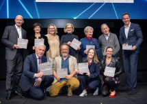Die Sprecherinnen und Sprecher des Abends, erste Reihe von links nach rechts: Martin Lammerhuber (Geschäftsführer Kultur.Region.Niederösterreich), Jimmy Schlager (Musiker), Leona Fichtinger (Musikerin) und Barbara Stark (Musikschulwesen). Zweite Reihe von links nach rechts: Claus Zeppelzauer (Geschäftsführer Haus der Digitalisierung), Katharina Stemberger (Moderatorin), Sabine Köszegi (Keynote-Speakerin), Landeshauptfrau Johanna Mikl-Leitner, Cäcilia Kaltenböck (Erwachsenenbildnerin), Norbert Hauer (Volksmusikant) und Lukas Reutterer (Geschäftsführer Haus der Digitalisierung).
