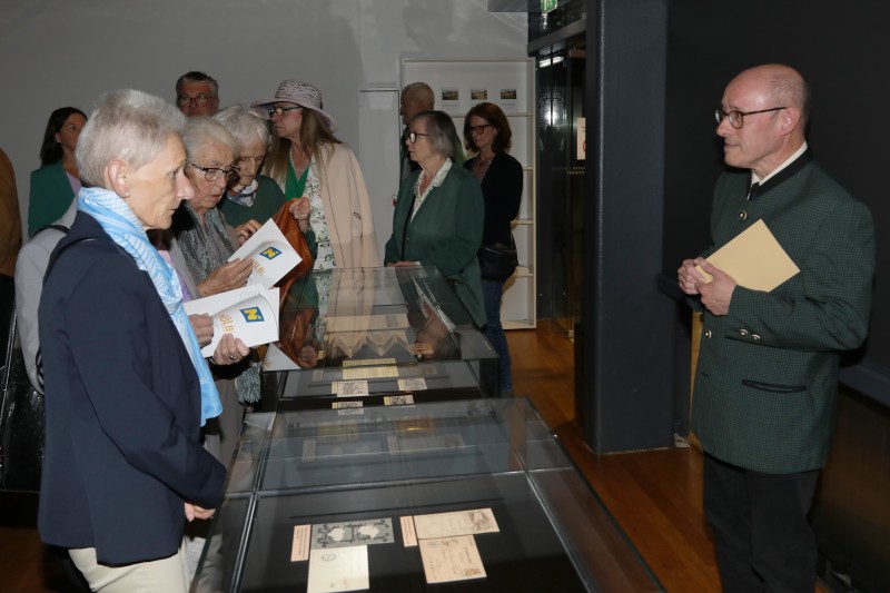Besucher in der Ausstellung
