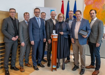(v.l.)Christian Winter (Amt der NÖ Landesregierung), Rainer Gotsbacher (ecoplus Technopolmanager Wiener Neustadt), Franz Fidler (FH St. Pölten), Gerhard Kormann-Hainzl (IMC Krems), Claus Zeppelzauer (ecoplus Prokurist), Landeshauptfrau Johanna Mikl-Leitner, Helmut Loibl (FOTEC Forschungs- und Technologietransfer GmbH), Albert Treytl und Thomas Lampoltshammer (Universität für Weiterbildung Krems)