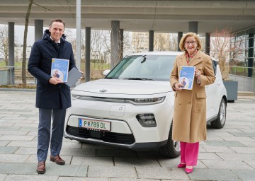 Landesrat Jochen Danninger und Landeshauptfrau Johanna Mikl-Leitner präsentieren den „digi report“.