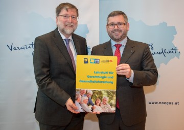 Erster Lehrstuhl für Gerontologie und Gesundheitsforschung in Österreich an der Karl Landsteiner Privatuniversität in Krems. Im Bild von links nach rechts: Professor Franz Kolland, Leiter des Lehrstuhls für Gerontologie und Gesundheitsforschung, und Landesrat Ludwig Schleritzko