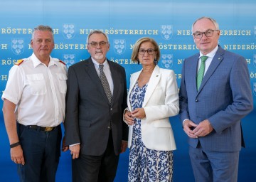 Landesfeuerwehrkommandant Dietmar Fahrafellner, Professor Friedrich Zibuschka, Landeshauptfrau Johanna Mikl-Leitner und LH-Stellvertreter Stephan Pernkopf (v.l.n.r.) präsentierten Ableitungen aus der Analyse zum Hochwasser im September 2024.