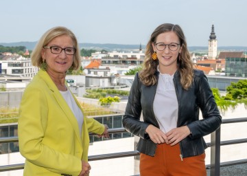 Landeshauptfrau Johanna Mikl-Leitner und Staatssekretärin Claudia Plakolm stellen Pilotprojekt „Digital Überall“ vor.
