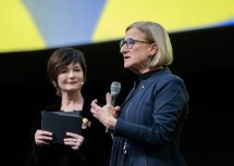 Landeshauptfrau Johanna Mikl-Leitner betonte im Gespräch mit Moderatorin Katharina Stemberger die Bedeutung der Regionalkultur im digitalen Zeitalter.