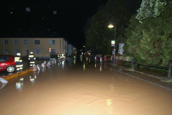 Einsatzkräfte auf überfluteter Straße in St. Pölten