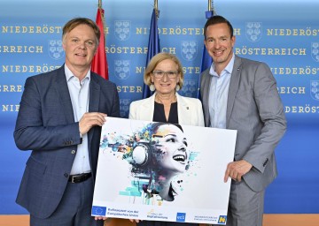 Landeshauptfrau Johanna Mikl-Leitner mit (li.) Michael Duscher, Geschäftsführer Niederösterreich Werbung, und (re.) Lukas Reutterer, Geschäftsführer Haus der 
<br />
Digitalisierung.
<br />

