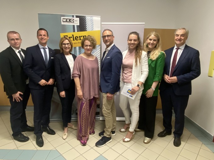 Gruppenbild Johannes Tanzer SQM, Karl Fritthum BD, BGM Andrea  Völkl, LR Christiane Teschl-Hofmeister, Helmut Blamauer Direktor LBS, Christina Eisenhut, Birgitta Haltmayer WKNÖ, Christian Moser Vizepräsident WKNÖ