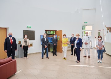 Von links nach rechts: Rektor Rudolf Mallinger (Karl Landsteiner Privatuniversität Krems), Petra Zieglmayer (Karl Landsteiner Privatuniversität Krems), Heimo Breiteneder (Medizinische Universität Wien), Projektleiter Rudolf Valenta (Medizinische Universität Wien und Karl Landsteiner Privatuniversität Krems), Landeshauptfrau Johanna Mikl-Leitner, Winfried Pickl (Medizinische Universität Wien und Karl Landsteiner Privatuniversität Krems), Christine Hafner( Universitätsklinikum St. Pölten), Peter Errhalt (Universitätsklinikum Krems), Katarzyna Niespodziana (Medizinische Universität Wien).
<br />