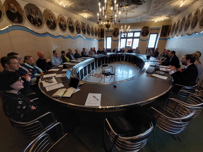 Inhaltliche Besprechung und Diskussion des Buchprojektes im historischen Sitzungssaal des Rathauses in Perchtholdsdorf.