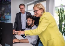 Landeshauptfrau Johanna Mikl-Leitner und WKNÖ-Präsident Wolfgang Ecker lassen sich beim Betriebsbesuch bei Benefit Büroservice GmbH aus St. Pölten von einem Mitarbeiter das Projekt rund um den Einsatz von Künstlicher Intelligenz zur Verbesserung der Servicequalität zeigen.