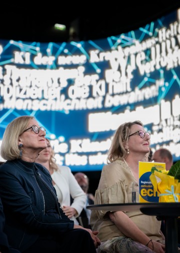 Landeshauptfrau Johanna Mikl-Leitner während der Veranstaltung, gemeinsam mit Keynote-Speakerin Sabine Köszegi.