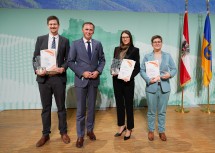 Die Anerkennungspreise gingen an Philipp Haslinger, Bernadette Fina, Sarah Louise Nash und Alice Auersperg (in Abwesenheit). Landesrat Jochen Danninger (2.v.l) gratulierte den Preisträgern.