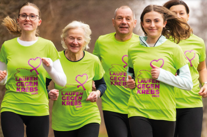Personengruppe läuft. Alle tragen T-Shirts mit der Aufschrifft 