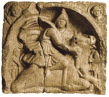 Kalksteinrelief, frühes 3. Jh. n. Chr., Mithras tötet den Stier