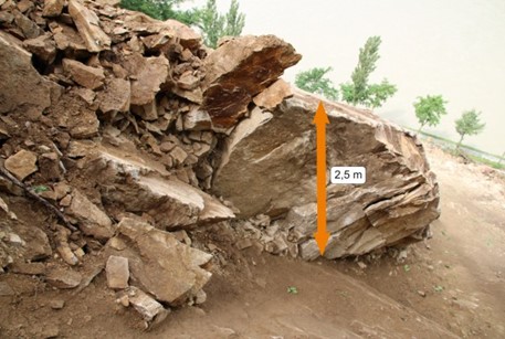 Felsblock, der zur Sprengung vorgesehen war