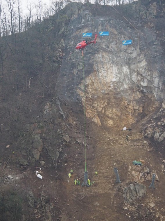 Hubschraubereinsatz für die Errichtung der Seilsperre erforderlich