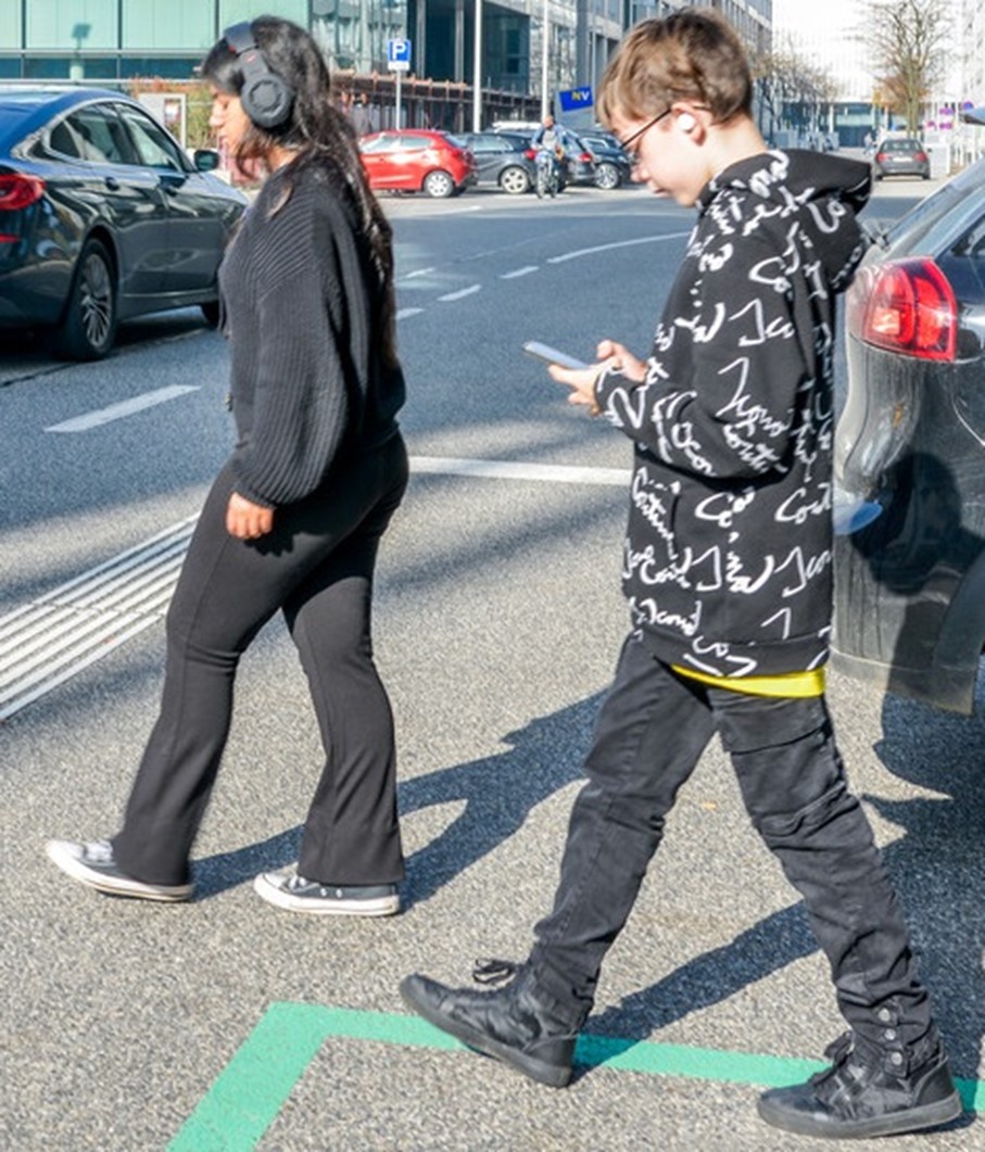 Teenager gehen unachtsam über die Straße