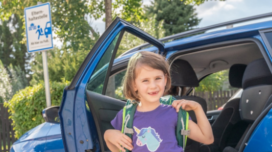 Kind steigt aus Auto