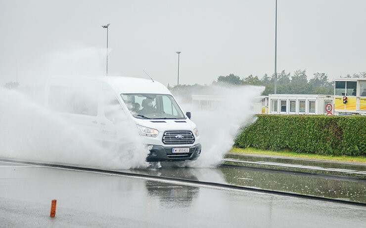 Kleintransporter bei Fahrsicherheitstraining