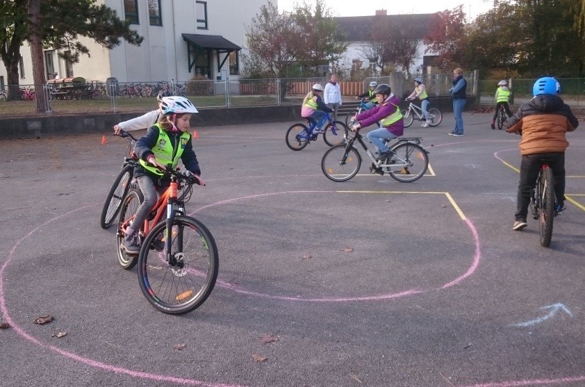 Kinder beim Fahrradtraining