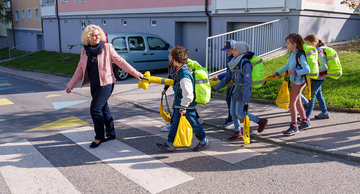 Schulkallse geht über einen Zebrasteifen